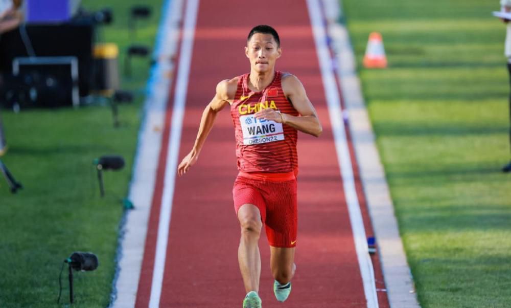 同为香港娱乐圈的风云人物，郑秀文、梁咏琪、赵雅芝也与梅艳芳有着千丝万缕的关系